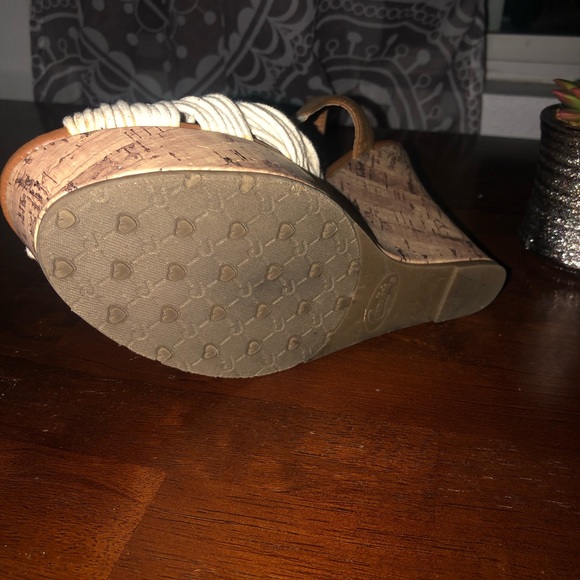 CANDIE’S - SZ 8 WEDGED HEEL WHITE CROCHET STYLE - Picture 4 of 7